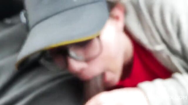 Pretty Mcdonalds employe sucking dick in the car - 3 image