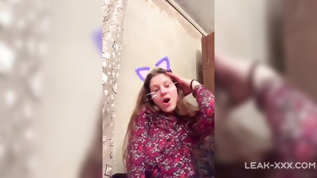 Cute girl in big tit accidentally exposed - 2 image