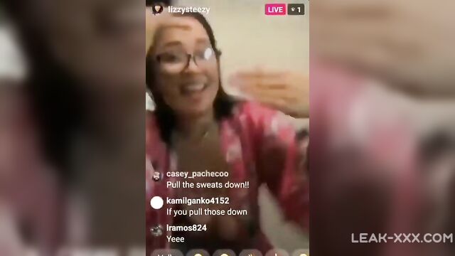 Really Big tit accidentally exposed - 1 image