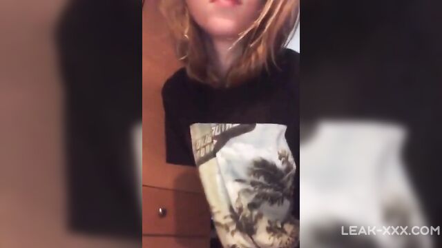 Sexy Teen Spreading her Ass on Webcam - 1 image