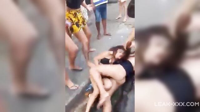 Street whores fighting over a rich client - 4 image