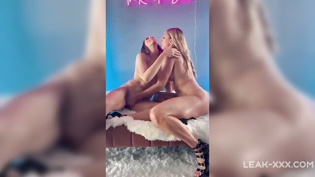 Real Tall Twins Kissing and Fingering - 5 image