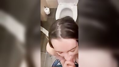 Russian brother gave a blowjob to his sister in the bathroom