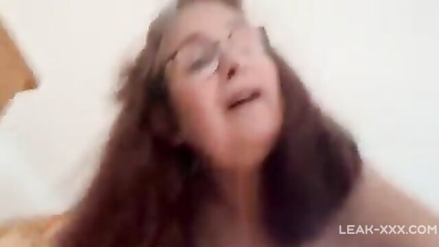 Mature mom with glasses filmed how I fucked her doggy style - 1 image